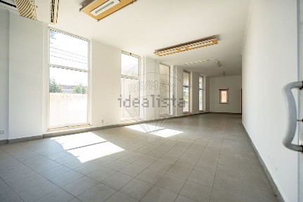 Espaço comercial à venda na Rua Figueira da Foz