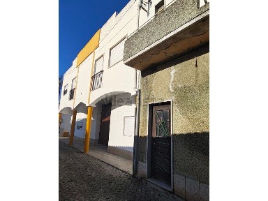 Moradia independente à venda na Rua Direita, 17