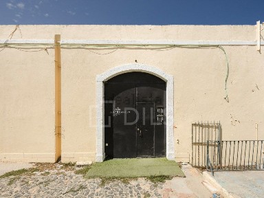 Arrendamento de armazém na Rua Pereira Henriques