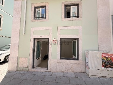 Arrendamento de espaço comercial na Rua dos Anjos, 25