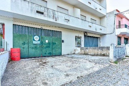 Arrendamento de armazém na Rua da Senhora da Graça s/n