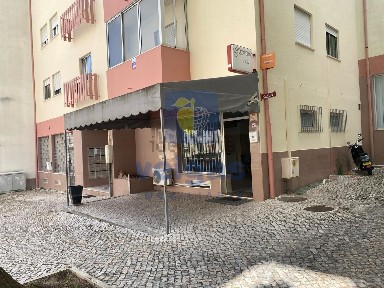 Arrendamento de espaço comercial na Arcena - À-dos-Melros