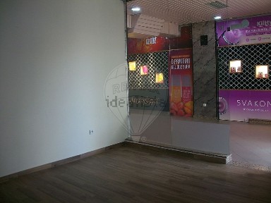 Arrendamento de espaço comercial na Avenida 25 de Abril