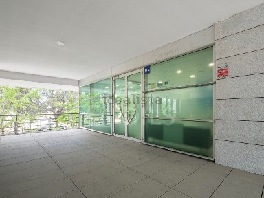 Arrendamento de espaço comercial na Avenida Dom João II