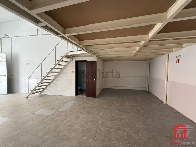Arrendamento de armazém na Rua Jaime Relvas