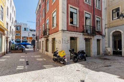Arrendamento de espaço comercial na Rua Cais do Tojo, 34