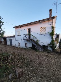 Moradia geminada à venda em casas novas