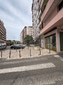Arrendamento de espaço comercial na Rua Abranches Ferrão