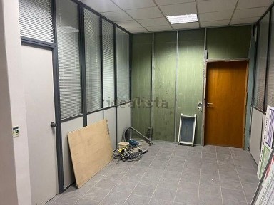 Arrendamento de espaço comercial na Rua do Vale de Santo António, 143 a