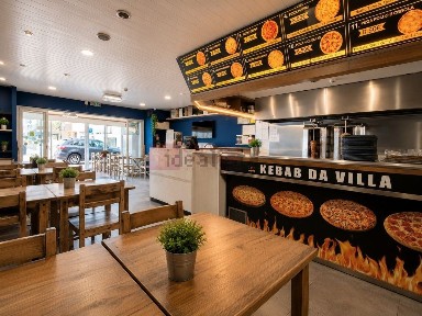 Restaurante para trespasse na Praça dos Navegantes, 17