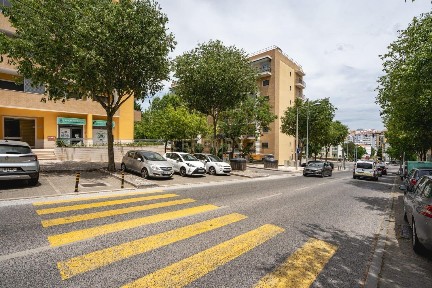 Arrendamento de espaço comercial na Avenida Fernando Valle, 4