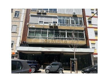 Arrendamento de espaço comercial na Rua Latino Coelho