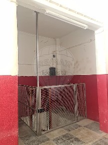Arrendamento de armazém na Rua dos Açores