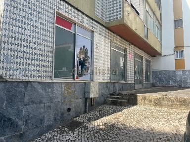 Arrendamento de espaço comercial na Praceta 25 de Abril, 1