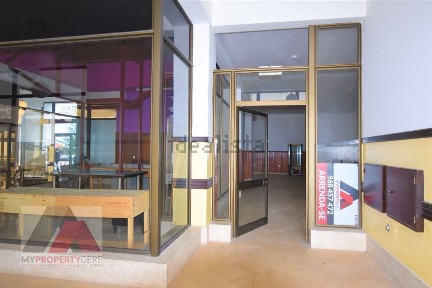 Arrendamento de espaço comercial na Praceta Dr. Francisco Sá Carneiro, 4
