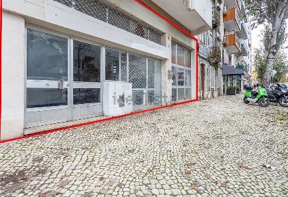 Arrendamento de espaço comercial na Rua José Estêvão, 31