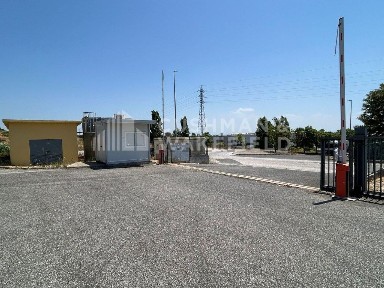 Arrendamento de armazém na Estrada dos Arneiros
