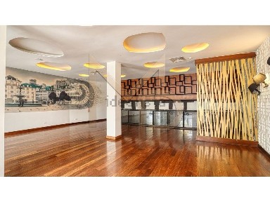 Arrendamento de espaço comercial na Rua do Telhal