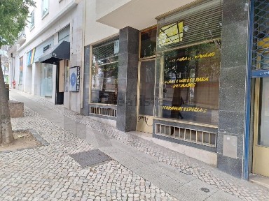 Arrendamento de espaço comercial na Rua Jacinta Marto s/n