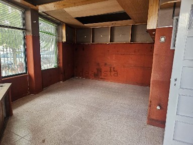 Arrendamento de espaço comercial na Rua Padre Inácio Antunes