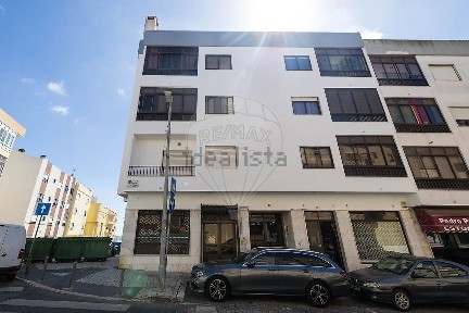 Arrendamento de espaço comercial na Rua Maria Amália Vaz de Carvalho