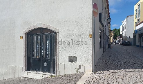 Arrendamento de espaço comercial na Rua Primeiro de Dezembro