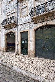 Arrendamento de armazém na Rua Afonso Annes Penedo
