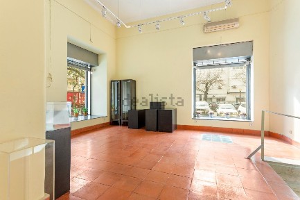 Arrendamento de espaço comercial na Avenida Elias Garcia
