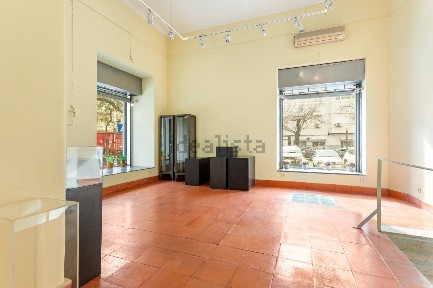 Arrendamento de espaço comercial na Avenida Elias Garcia