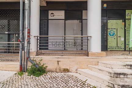 Arrendamento de espaço comercial na Rua Professor Eduardo Araújo Coelho