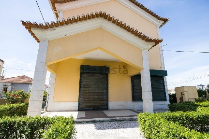 Arrendamento de espaço comercial na Rua 1º de Maio