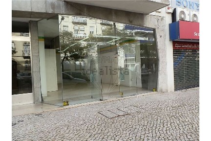 Arrendamento de espaço comercial na Avenida Miguel Bombarda, 91