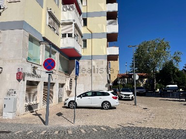 Arrendamento de espaço comercial na Praça de Espanha - Sete Rios