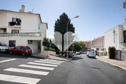 Arrendamento de espaço comercial na Rua Bento de Jesus Caraça, 6 a