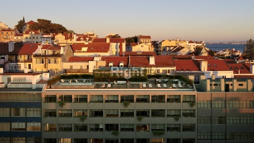 Arrendamento de espaço comercial na Avenida Infante Santo, 34