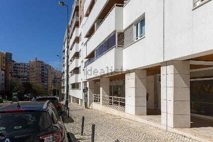 Arrendamento de espaço comercial na Avenida Maria Helena Vieira da Silva, 33 a