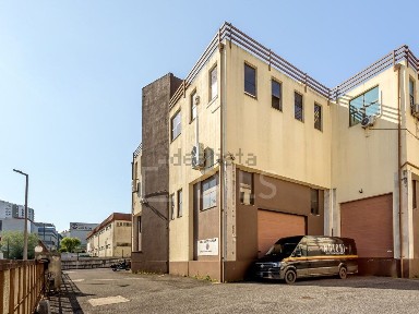 Arrendamento de armazém na Rua Alfredo da Silva
