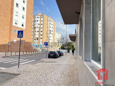 Arrendamento de espaço comercial na Estrada São Bartolomeu