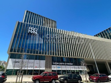 Arrendamento de espaço comercial na Rua António Mega Ferreira