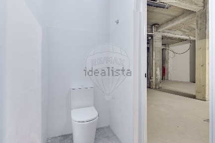 Arrendamento de armazém na Praça Aires de Ornelas, 5