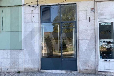 Arrendamento de espaço comercial na Praça Paiva Couceiro s/n