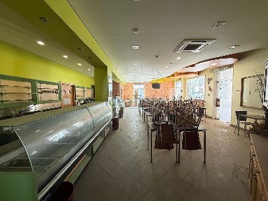 Arrendamento de espaço comercial na Rua Carlos Ramos