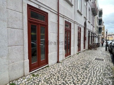 Arrendamento de espaço comercial na Rua dos Lusíadas