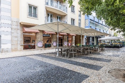 Pastelaria para trespasse na Avenida Duque de Ávila, 44