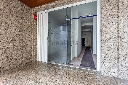 Arrendamento de espaço comercial na Rua Raquel Roque Gameiro