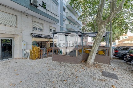 Negócio para trespasse na Rua Gonçalves Zarco, 6 a