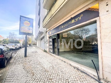 Arrendamento de espaço comercial na Praça José Fontana