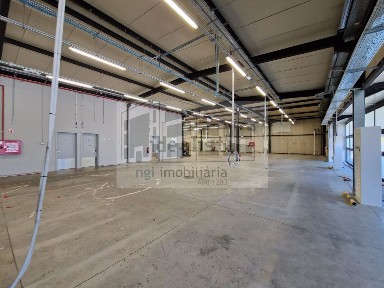 Arrendamento de armazém em Santo António dos Cavaleiros e Frielas