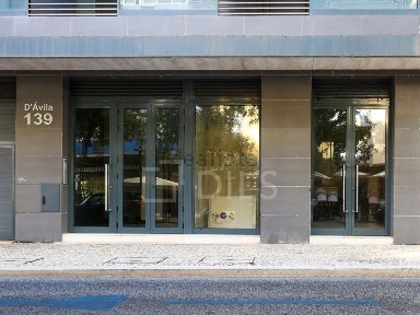Arrendamento de espaço comercial na Avenida Duque de Ávila