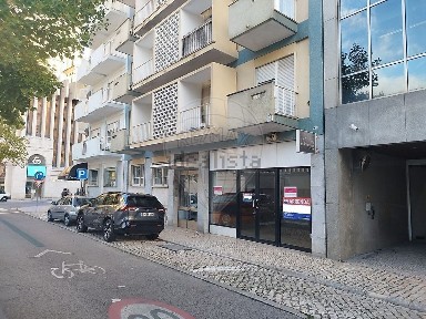 Arrendamento de espaço comercial na Avenida Barbosa du Bocage